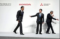 Wohin? - Gemeinsame Pressekonferenz von Honda und Nissan - © Eugene Hoshiko/AP/dpa