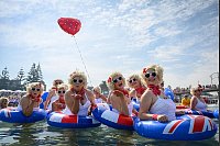 Das Marilyn Jetty Swim wurde 2014 von Sarah Tinney ins Leben gerufen, nachdem sie ihre Mutter an Krebs verloren hatte. - © George Chan/SOPA Images via ZUMA Press Wire/dpa