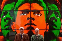 Die Künstler Gilbert & George posieren mit Kunstwerken in ihrer Ausstellung "DEATH HOPE LIFE FEAR..." in London. - © Kirsty Wigglesworth/AP/dpa