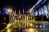 «Remigration» steht bei einer Demonstration rechter Gruppierungen in Magdeburg auf einem Banner. - © dpa