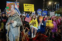 Demonstranten nehmen in Tel Aviv an einem Proteste gegen die Regierung und für die Freilassung von Geiseln teil. - © Ohad Zwigenberg/AP/dpa