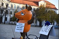 Die von Aktivisten "entführte" Maus protestiert in Magdeburg gegen Kürzungen beim öffentlich-rechtlichen Rundfunk. - © Simon Kremer/dpa