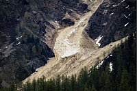 Unter dem Druck von abbröckelnden Gesteinsmassen ist der Gletscher abgebrochen. - © Jean-Christophe Bott/KEYSTONE/dpa