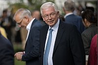 Der frühere CDU-Politiker Roland Koch vermittelt im Tarifkonflikt für den öffentlichen Dienst. (Archivbild) - © Sebastian Gollnow/dpa