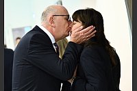 Freude nach seiner Wiederwahl: Ministerpräsident Dietmar Woidke küsst seine Frau Susanne, die ihn in den Landtag begleitet hat. - © Sebastian Christoph Gollnow/dpa