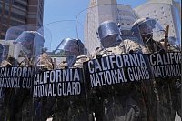 Die Nationalgarde beschützt ein Gefängnis des Bundes in Los Angeles. - © Jae Hong/AP/dpa