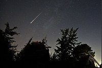Ein Perseidenmeteor zieht über den Himmel in Neumünster. - © Marco A. Ludwig/dpa