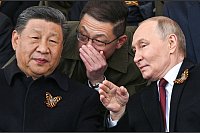 Tag des Sieges in Russland: Der russische Präsident Wladimir Putin (r) und der chinesische Präsident Xi Jinpin (l) unterhalten sich während der Militärparade zum Tag des Sieges, anlässlich der Feierlichkeiten zum 80. Jahrestag des Sieges der Sowjetunion über Nazi-Deutschland im Zweiten Weltkrieg. - © Sergei Bobylev/Photo host agency RIA Novosti/AP/dpa