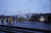 Bei einer Unfallserie auf der A44 geriet ein mit Papier beladener Sattelauflieger in Brand. - &copy; Christian M&uuml;ller/dpa