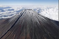 Schnee auf dem Berg Fuji in Japan - © Uncredited/Kyodo News/AP/dpa