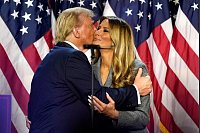 US-Wahlen 2024 - Donald Trump küsst Melania Trump bei einer Wahlparty. - © Alex Brandon/AP/dpa
