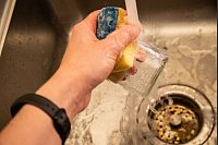 Schritt 5: Das Glas unter warmen Wasser mit Spülmittel reinigen. - © Christin Klose/dpa-tmn