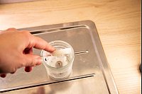 Schritt 3: Das Wachs abnehmen und das restliche Wasser abgießen. - © Christin Klose/dpa-tmn