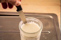 Schritt 2: Das Wachs aushärten lassen und mit einem Messer aus dem Glas herausbrechen. - © Christin Klose/dpa-tmn