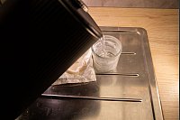 Schritt 4: Den Vorgang wiederholen, bis kaum noch Wachs übrig ist. - © Christin Klose/dpa-tmn