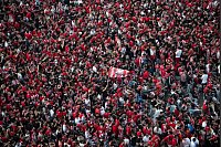 Ein rot-wei&szlig;es Meer: Tausende Fans machten Party in Pir&auml;us. - &copy; Michael Varaklas/AP/dpa