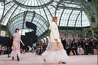 Bei der Pariser Fashion Week präsentiert Chanel seine Mode der Herbst/Winter 2025-2026 Kollektion. - © Scott A Garfitt/Invision/AP/dpa