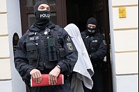Nach einer Auseinandersetzung zwischen Fußballfans aus Essen und Rostock nimmt die Polizei einen Verdächtigen fest. - © Christophe Gateau/dpa