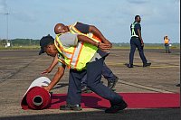 In Suriname wird für den US-Außenminister Rubio noch der Rote Teppich ausgerollt. - © Nathan Howard/Reuters Pool via AP/dpa