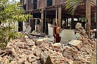 Erdbeben in Myanmar und Thailand: Buddhistischer Mönch steht in den Trümmern eines beschädigten Gebäudes in einer Klosteranlage - © Aung Shine Oo/AP/dpa
