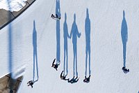 Winterzauber im Ostragehege: Lange Schatten auf der Eisbahn - © Sebastian Kahnert/dpa