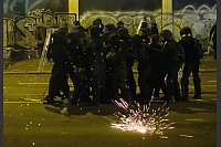 Auch das war Silvester: Angriffe auf die Polizei wie hier in Leipzig. - © Sebastian Willnow/dpa
