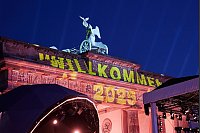 «Willkommen 2025» steht bei der Probe zur ZDF-Show am Brandenburger Tor. - © Joerg Carstensen/dpa