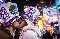 Ein liebevolles neues Jahr wünscht sich dieses Paar in New York. - © Stefan Jeremiah/AP/dpa