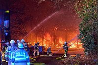 In Neuwied brannte eine Lagerhalle ab. - © Thomas Frey/dpa