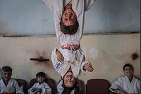 Ein ausgezeichnetes Bild von Anas Alkharboutli, das einen Karate-Kurs für Kinder in einer Schule im Dorf Aljiina zeigt. - © Anas Alkharboutli/dpa