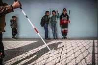 Das Foto des dpa-Fotografen Anas Alkharboutli zeigt blinde Schülerinnen und Schüler vor ihrem Klassenzimmer in Idlib. - © Anas Alkharboutli/dpa