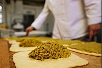 In jeden Dubai-Stollen von Hermisch gehören 320 Gramm Pistazienfüllung. - © Christoph Reichwein/dpa