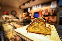 So sieht der Dubai-Stollen von innen aus. Bäckermeister Andreas Hermisch backt ihn in Paderborn. - © Christoph Reichwein/dpa