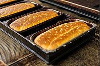 Nach dem Backen liegen die Dubai-Stollen in der Form. - © Christoph Reichwein/dpa