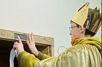 Sternsinger im im Roten Rathaus : „20*C+M+B+25“ ist der Schriftzug, den ein Sternsinger am 6. Januar 2025 an eine Tür im im Roten Rathaus klebt. - © Annette Riedl/dpa