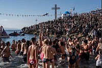 Dreikönigstag in Griechenland: Gläubige springen am Dreikönigstag ins eiskalte Wasser, um ein hölzernes Kreuz zu fangen. - © Petros Giannakouris/AP/dpa