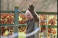 König Charles III. nach dem Sonntags-Gottesdienst - © Jacob King/PA/AP/dpa
