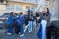 Die Gewinner des ersten Preises der Sonderziehung der Weihnachtslotterie 2024 feiern ihr Glück - © Jesús Hellín/EUROPA PRESS/dpa