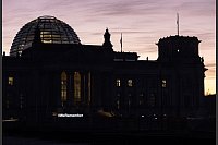 Ein „WeRemeber“-Schriftzug steht auf den Treppen des Reichstagsgebäude. - © Hannes P. Albert/dpa
