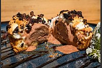 Beim Grill-Eis mit Bacon-Candy-Topping passt die Kombi mit dunklem Schokoladeneis besser als mit Vanilleeis. - © Volker Elm/dpa-tmn