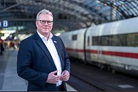 Der Geschäftsführer der Allianz pro Schiene, Dirk Flege, fordert mehr Unterstützung für Eigentümer bei der Weiterentwicklung von Bahnhöfen. (Archivbild) - © Monika Skolimowska/dpa