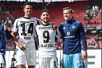 Robert Glatzel (l) und Ludovit Reis (M) vom Hamburger SV haben nach Spielende gegenseitig die Trikots getauscht. - © Daniel Löb/dpa