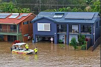 Flutkatastrophe in Australien: Retter helfen eingeschlossenen Senioren - © Lindsay Moller/AAP/dpa