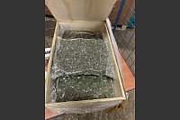 Eine Box mit Cannabis. - © -/Zoll Duisburg/dpa