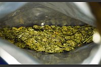 Die Beamten stellten Marihuana sicher. (Symbolbild) - © Nicolas Armer/dpa