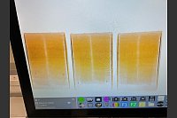 Ein Bildschirm mit Scans eines Drogenfunds. - © -/Zoll Duisburg/dpa