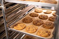 Frisch aus dem Ofen kommen die Cookies - und werden dann noch belegt. - © Christoph Schmidt/dpa