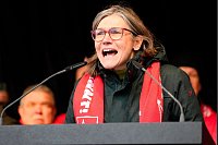 IG-Metall-Chefin Christiane Benner spricht auf der Kundegebung. - © Martin Meissner/AP POOL/dpa