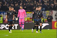 Mit Wut im Bauch verlassen die Spieler des Kosovo das Spielfeld. - © Alexandru Dobre/AP/dpa