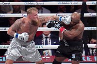 Ein schwerer Schlag trifft "Iron Mike". - © Julio Cortez/AP/dpa